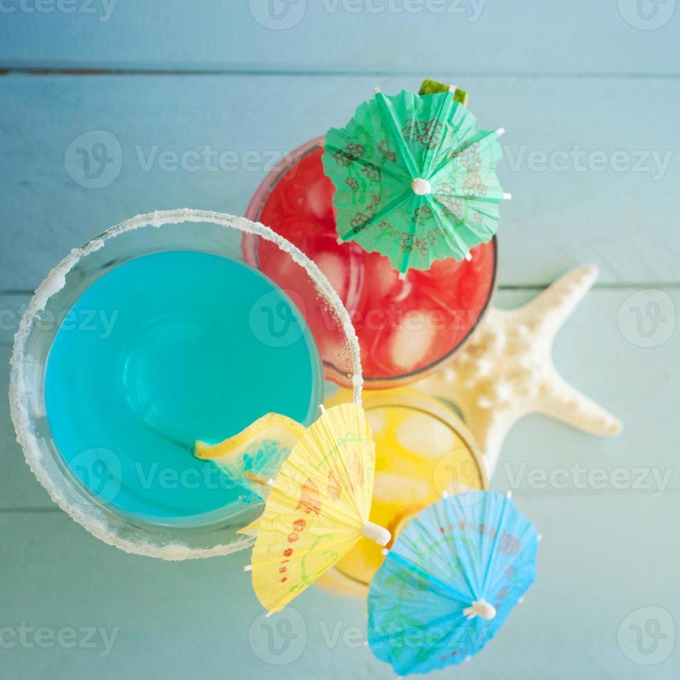 cocktails sur la table en bois bleue photo