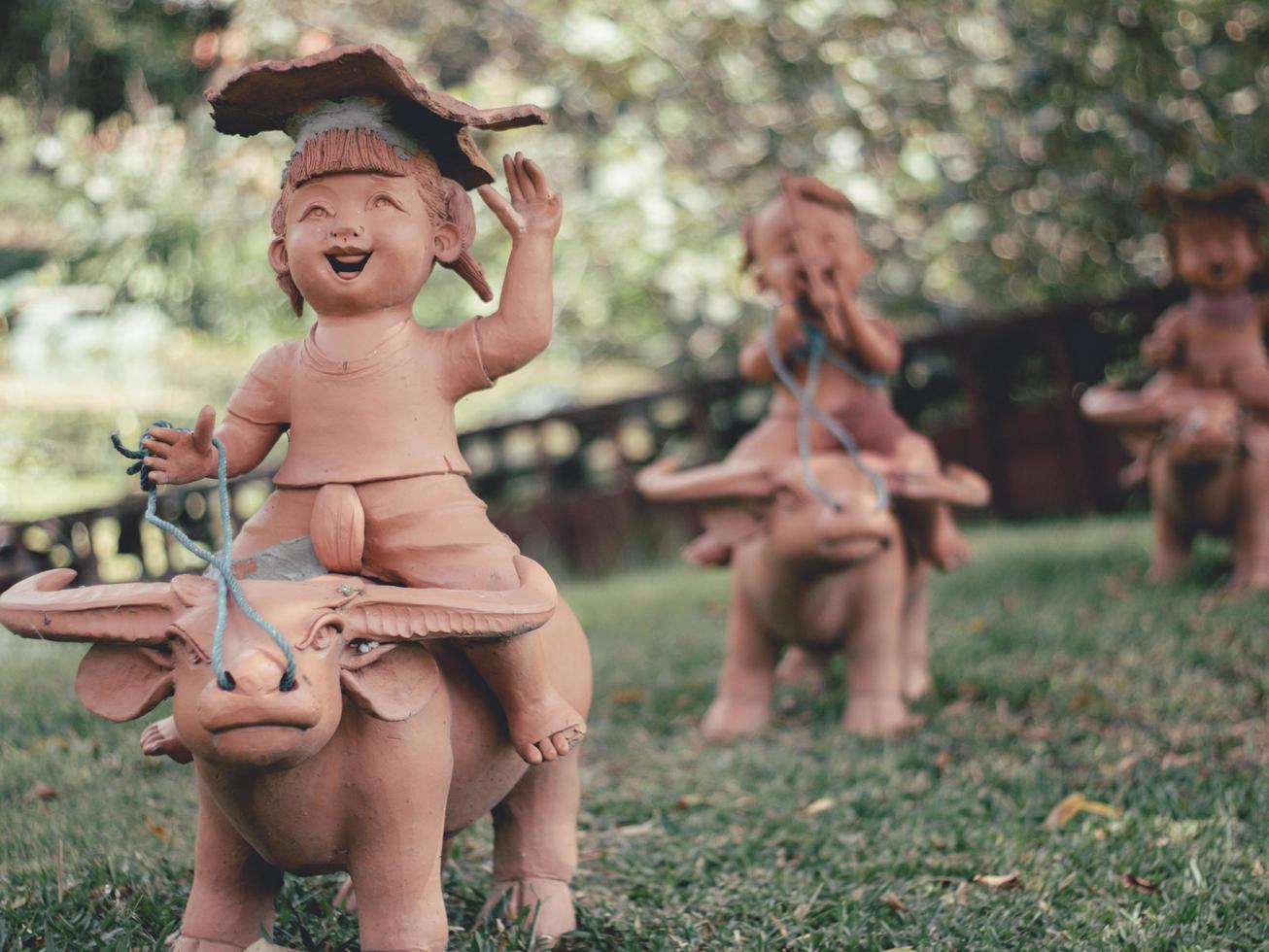 statues d'enfants jouant dans le jardin . photo