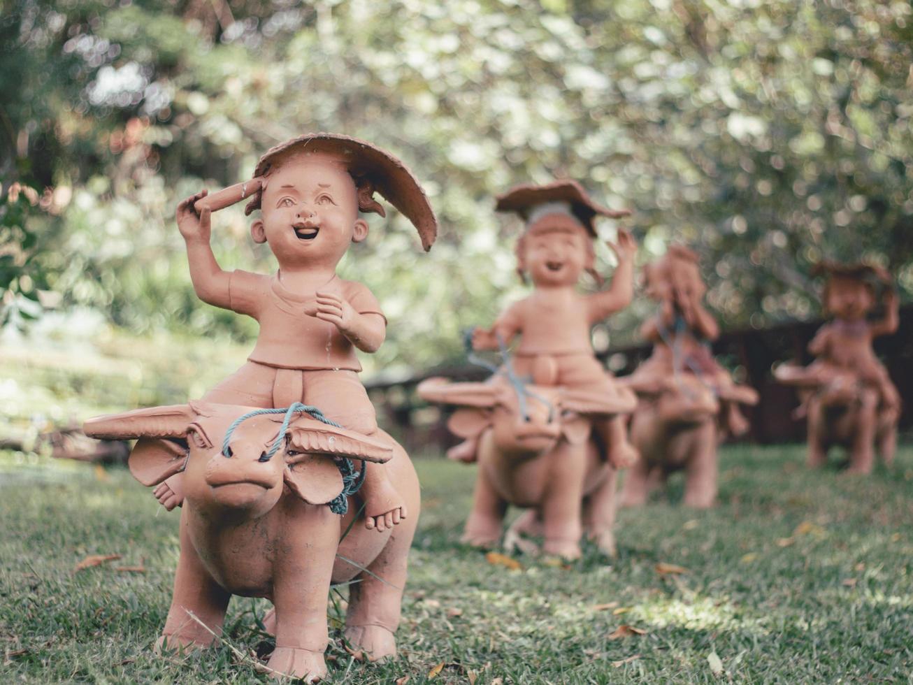 statues d'enfants jouant dans le jardin . photo