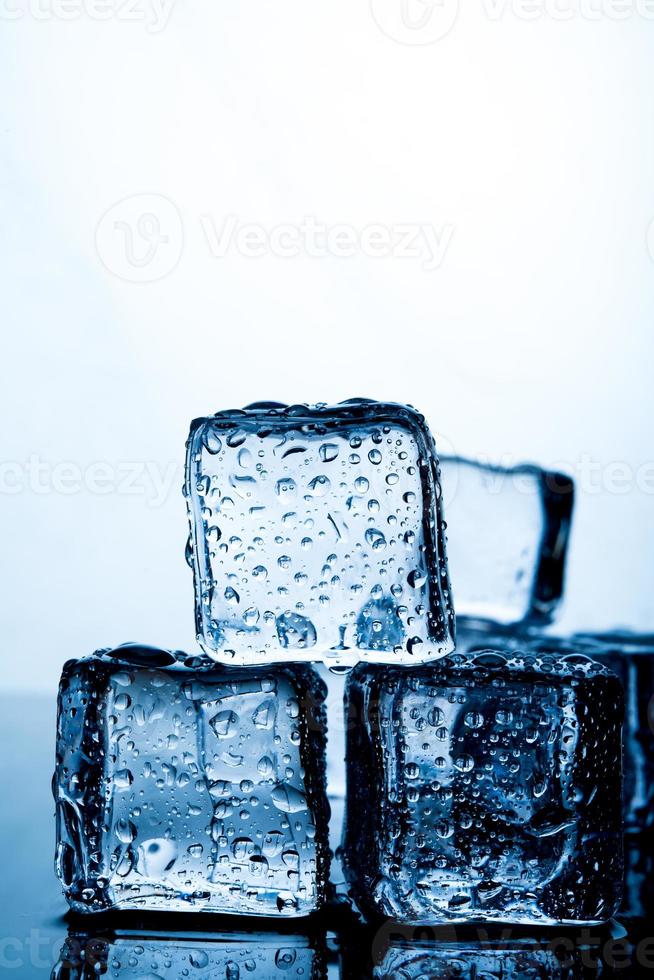 les glaçons sont joliment placés. des concepts d'aliments et de boissons couleur glace indigo adaptés à tous les âges. photo