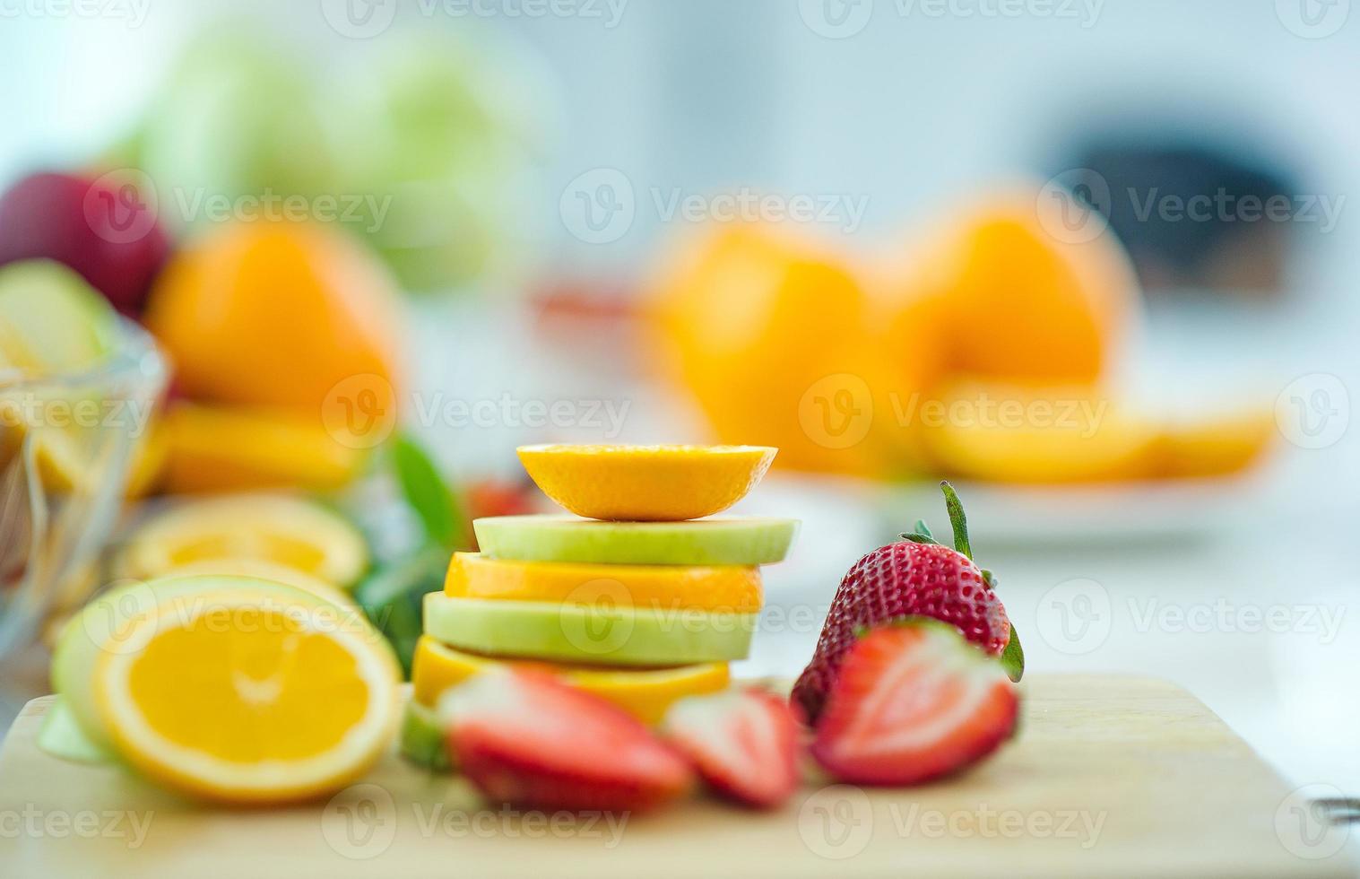 les fruits de la santé amoureux des fruits sains et des soins de santé pour manger des aliments sains. à la peau. le fruit est placé dans une belle table, pomme abricot, banane, orange, dragon, placé photo