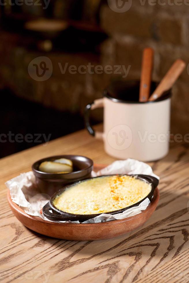 poisson cuit au four avec du fromage et des concombres salés photo