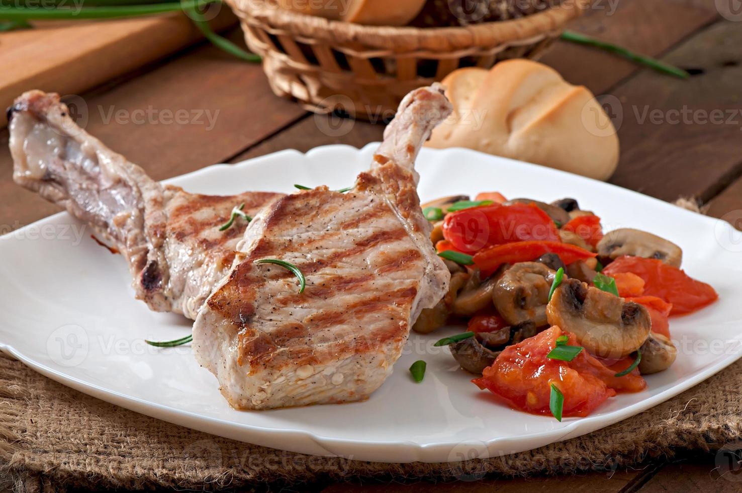 steak de porc grillé juteux sur l'os photo