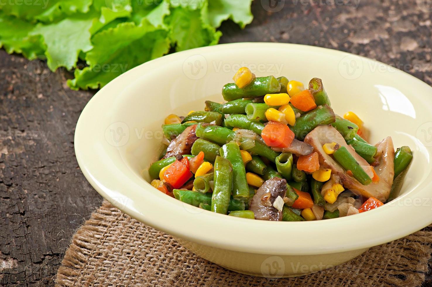 ragoût de légumes - haricots verts, champignons, carottes et maïs photo