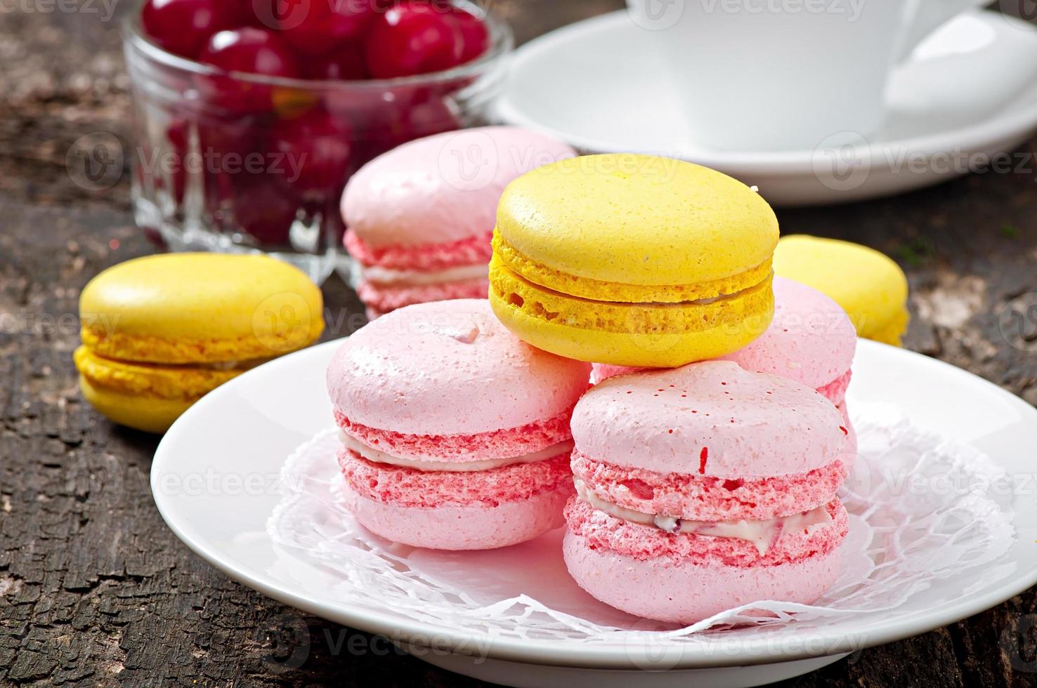 Macarons colorés français sur un fond en bois photo