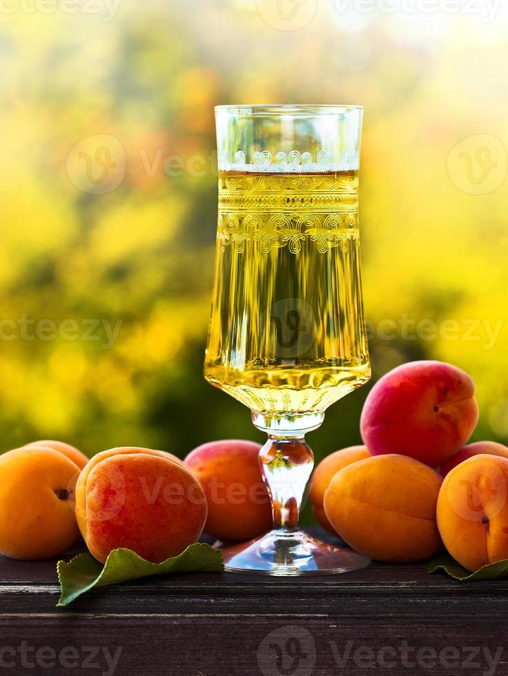 vin doux et abricots mûrs photo