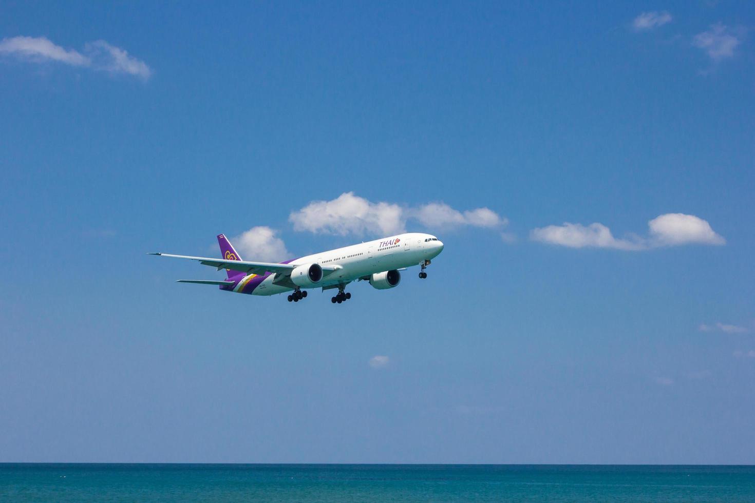 phuket, thaïlande, 2016 - thaiairway atterrissant à l'aéroport international de phuket le 16 février 2016. l'avion arrive à l'aéroport international de phuket. photo