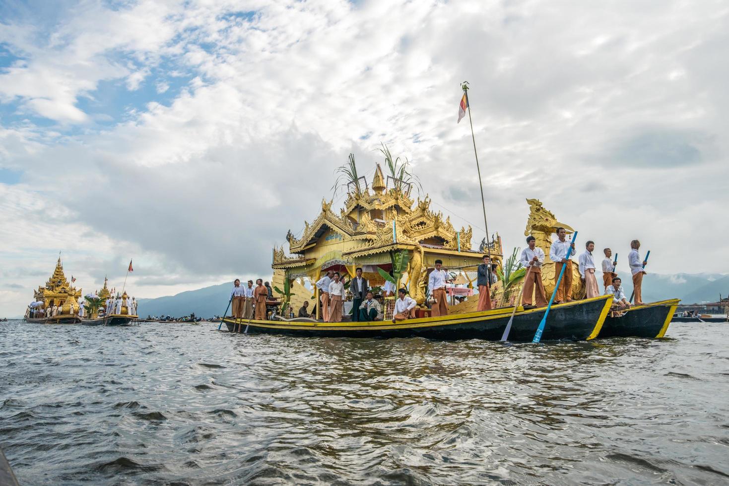 inle-lake, myanmar - 06 octobre 2014 - le festival de la pagode phaung daw oo au lac inle est une fois par an sont cérémonieusement ramés autour du lac. photo