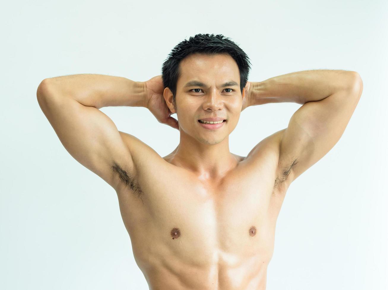 un jeune homme fort avec le pouvoir de montrer des muscles forts et beaux photo