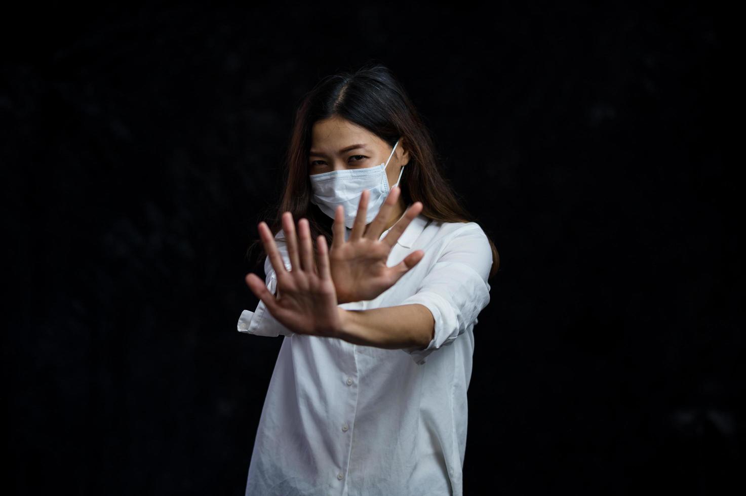 les femmes asiatiques stressées doivent utiliser un masque facial pour prévenir la pollution par la poussière et prévenir l'infection par des virus qui se propagent dans l'air photo