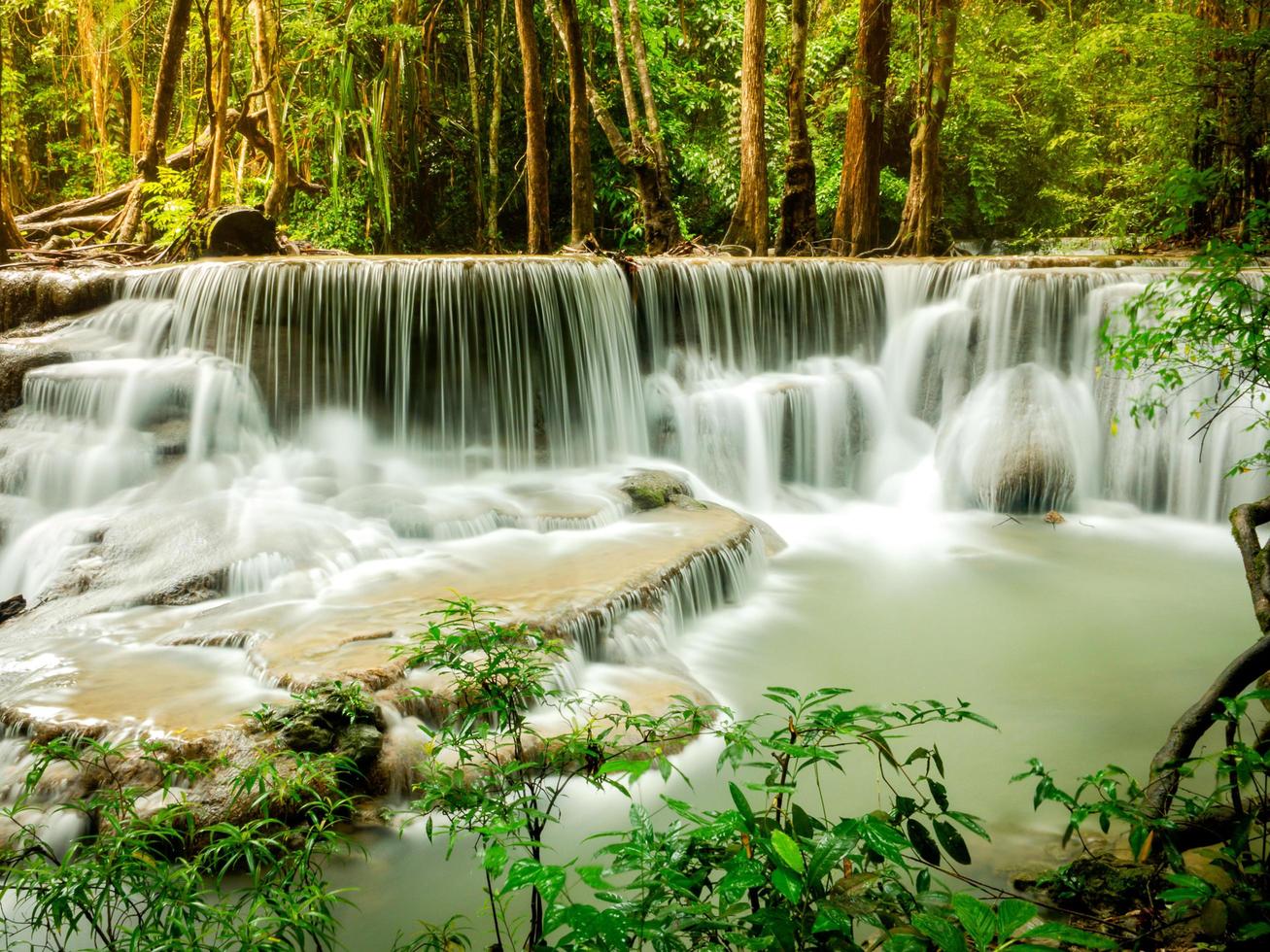 la merveilleuse beauté de la forêt tropicale et de la cascade de huai mae khamin photo