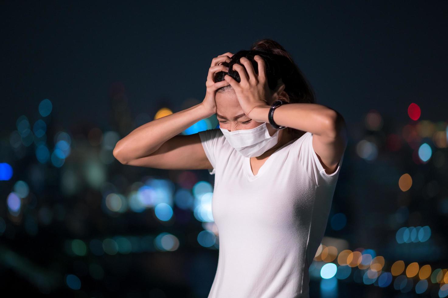 les femmes d'affaires asiatiques doivent utiliser un masque pour couvrir le visage afin d'éviter la pollution par la poussière photo