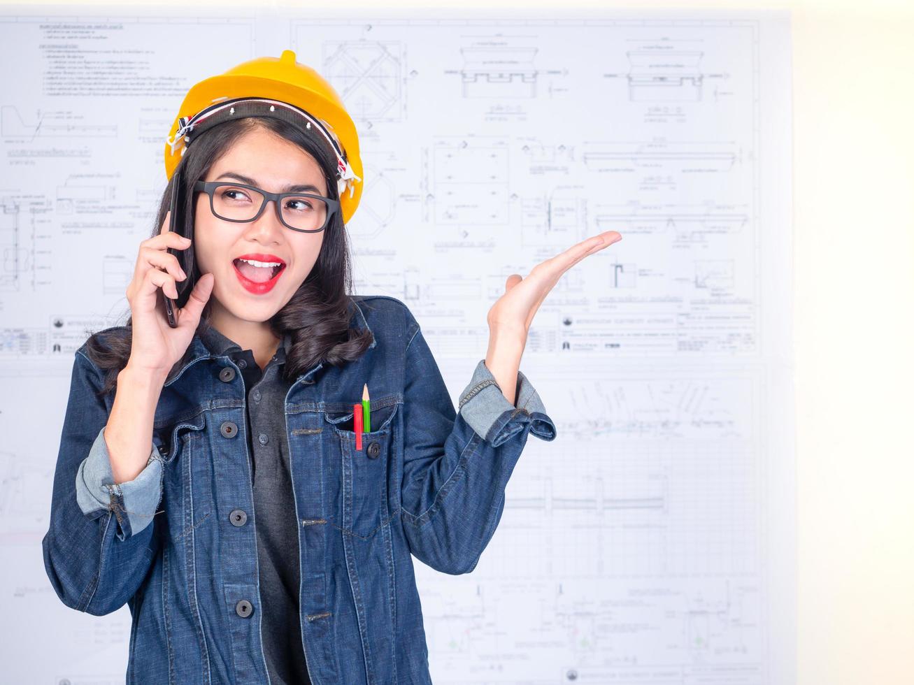 les femmes ingénieurs appellent pour parler des travaux de construction photo