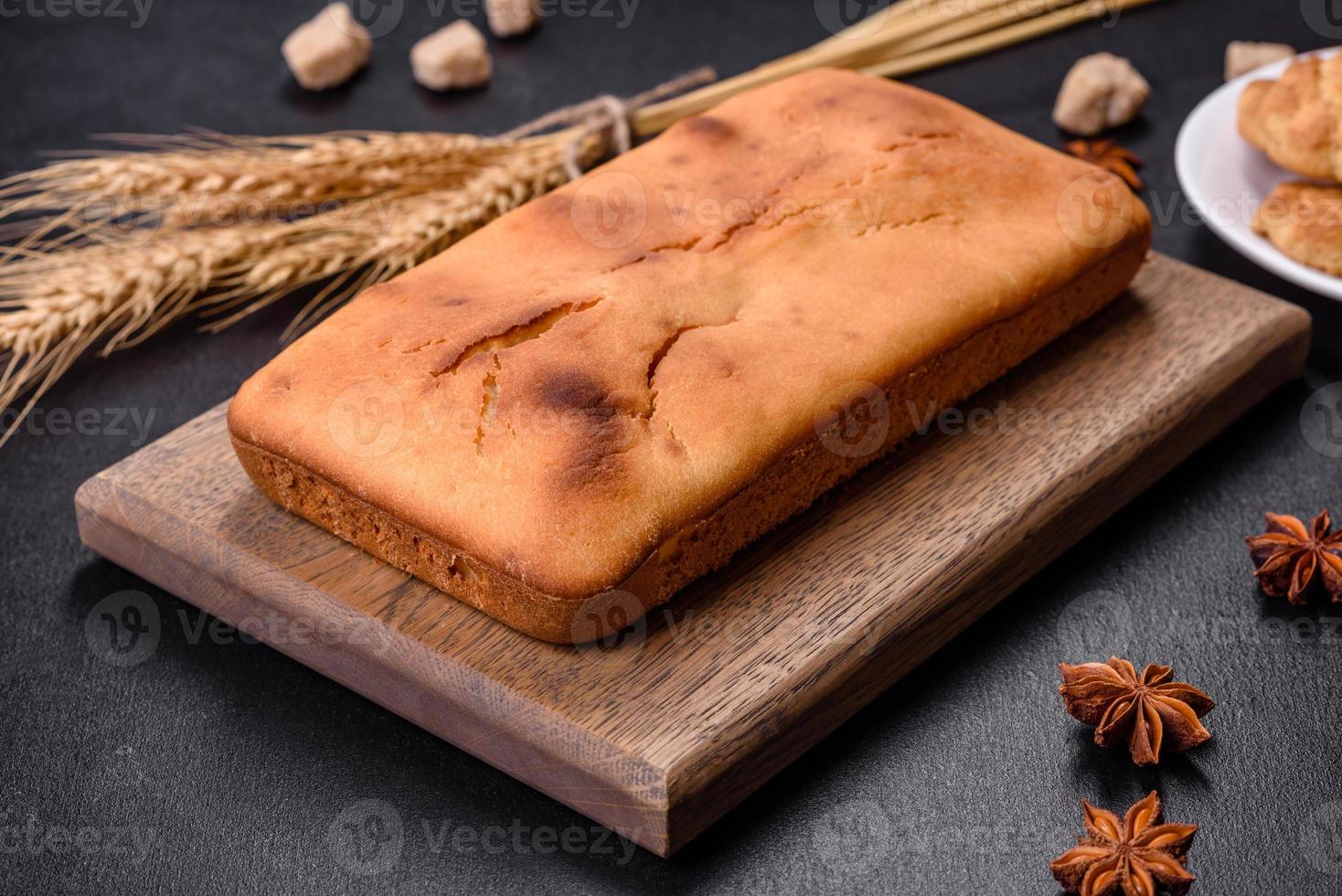 cupcake rectangulaire cuit au four avec des raisins secs et du chocolat sur un fond de béton foncé photo