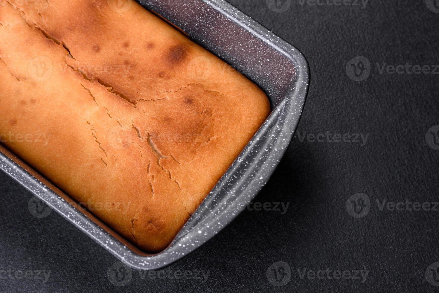 cupcake rectangulaire cuit au four avec des raisins secs et du chocolat sur un fond de béton foncé photo