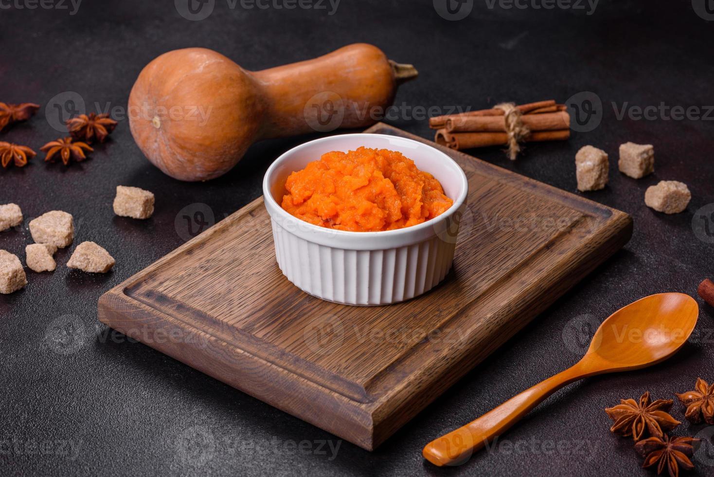 Purée de carottes citrouille bébé dans un bol sur un fond sombre photo