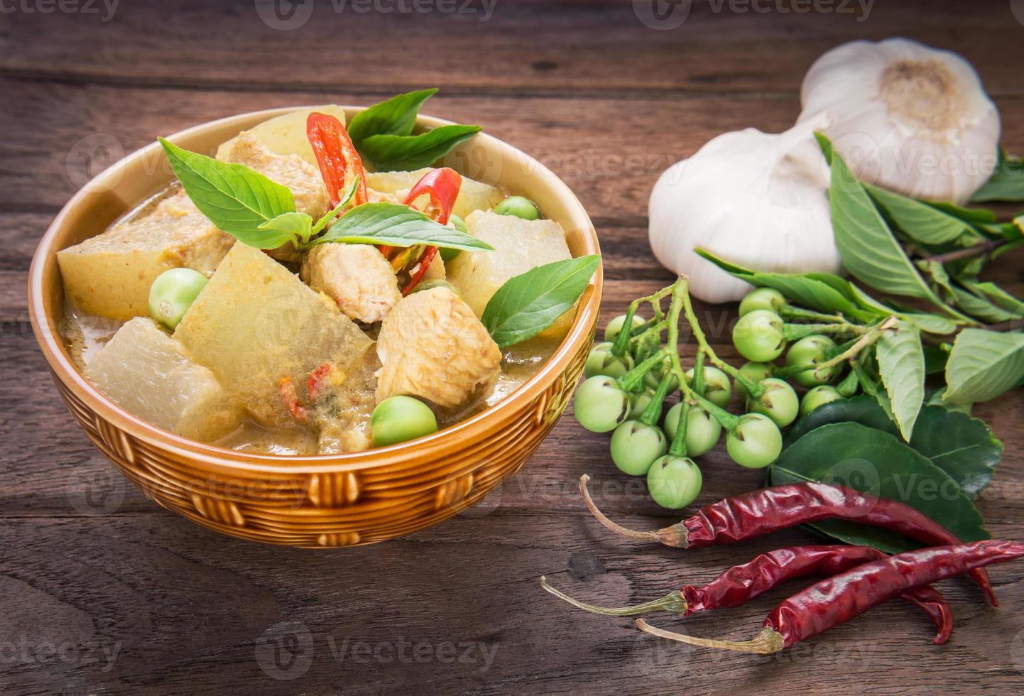 poulet au curry vert avec calebasse, cuisine thaïlandaise photo