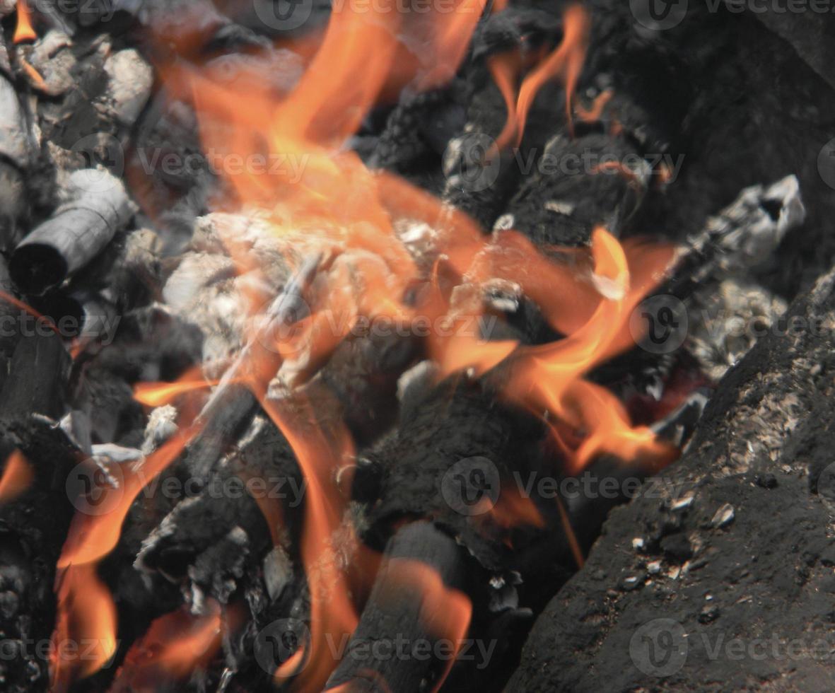 brûler du bois pour un pique-nique. flamme chaude et brûlante. photo