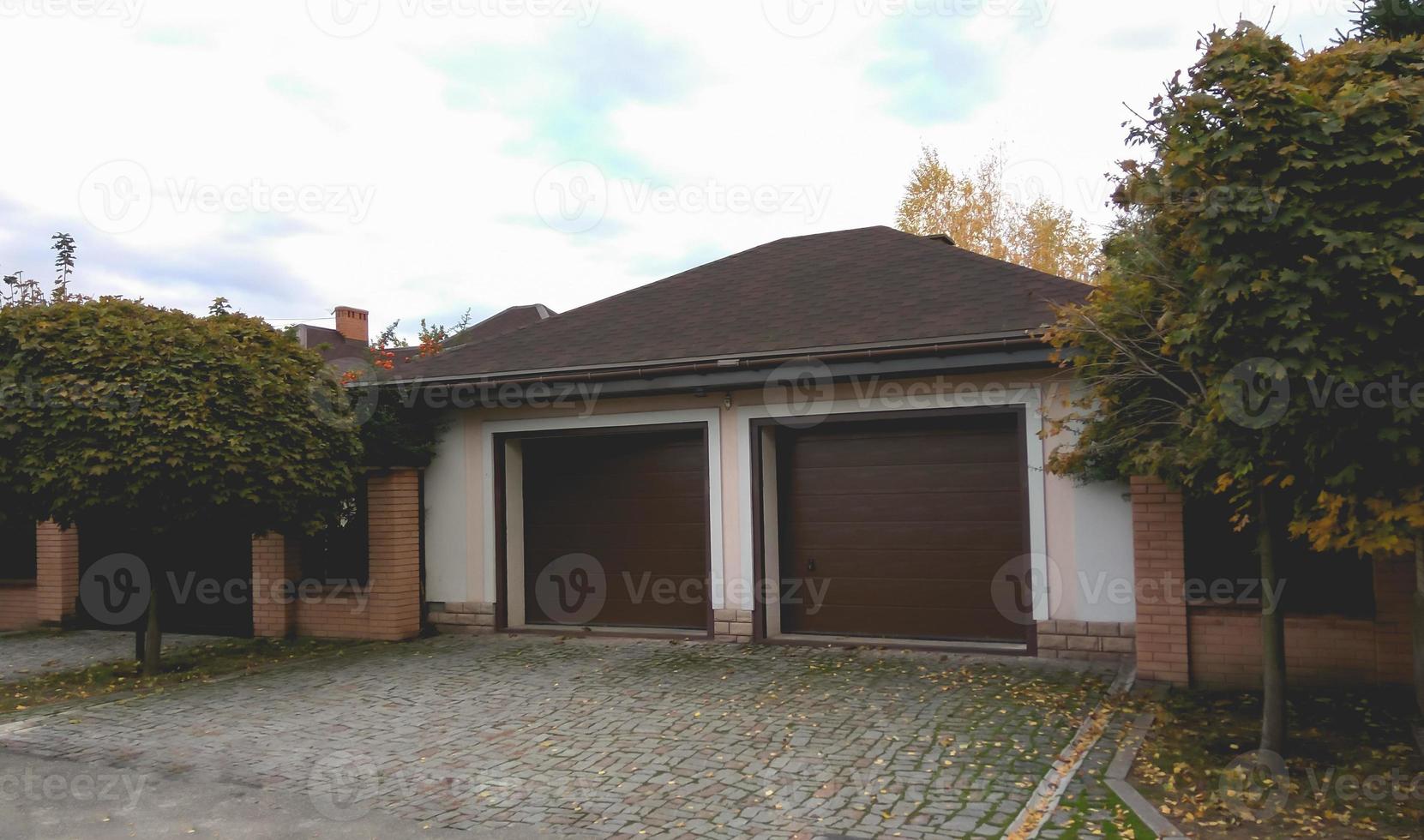 gros plan d'une maison individuelle moderne avec garage photo