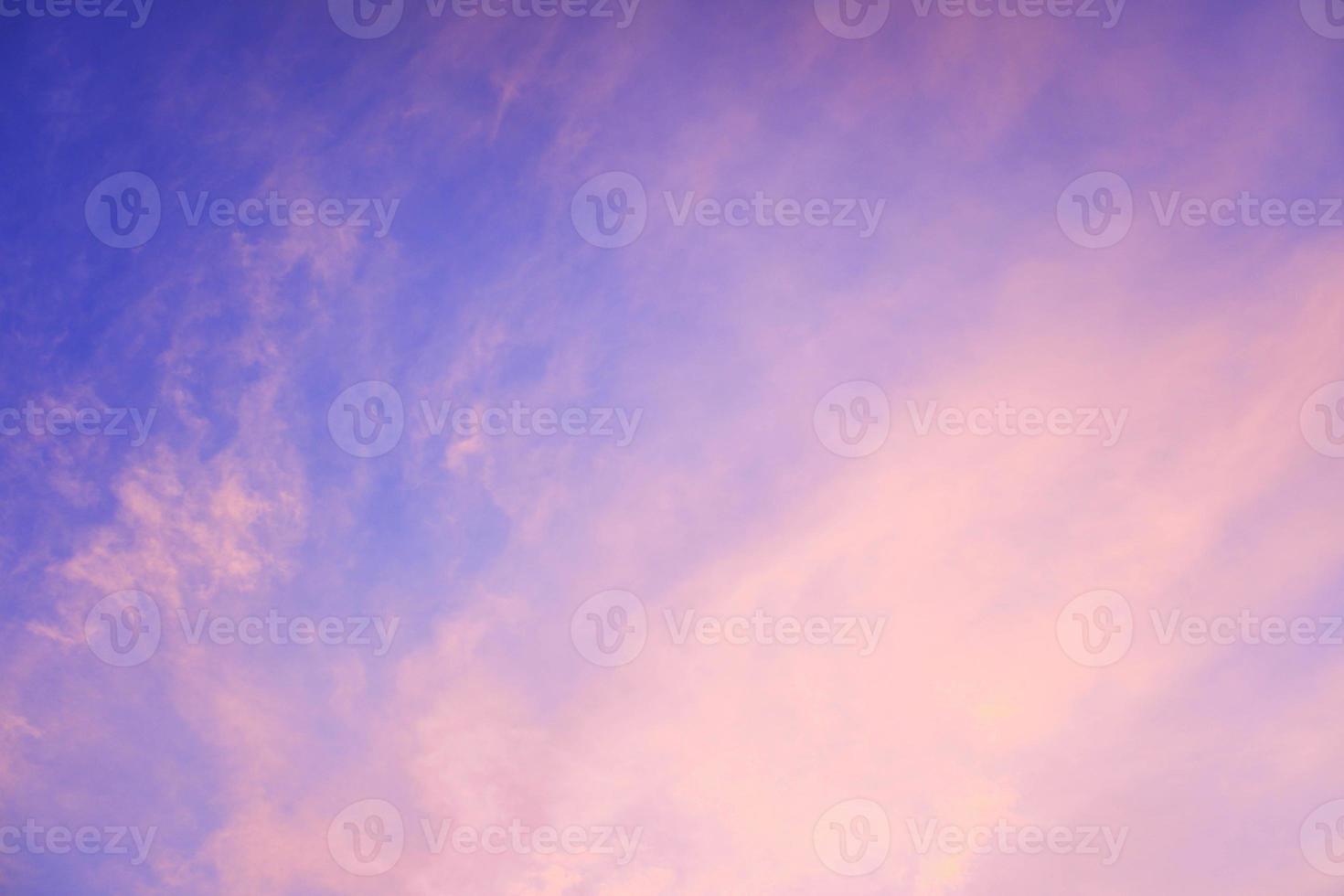 le beau ciel avec l'arc-en-ciel coloré. fond de ciel. photo