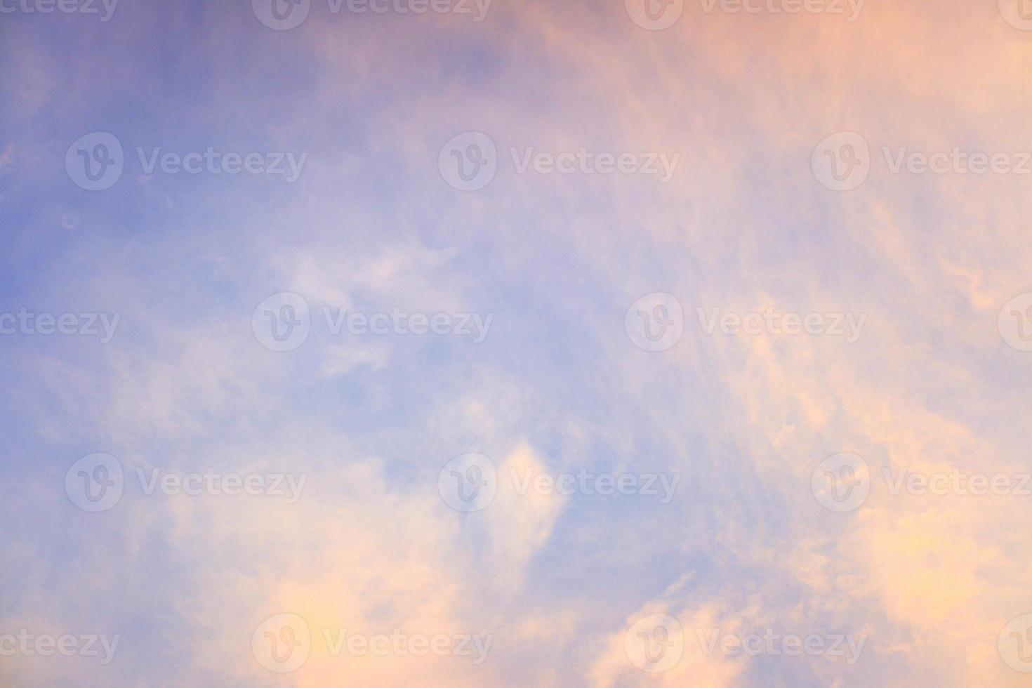 le beau ciel avec l'arc-en-ciel coloré. fond de ciel. photo