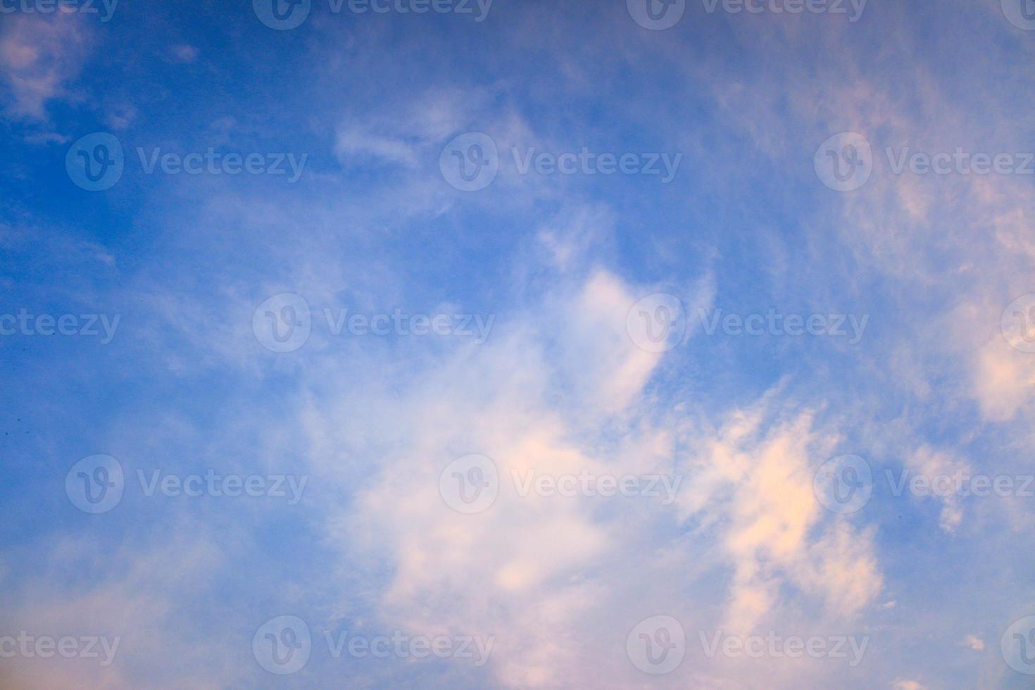 le beau ciel avec l'arc-en-ciel coloré. fond de ciel. photo