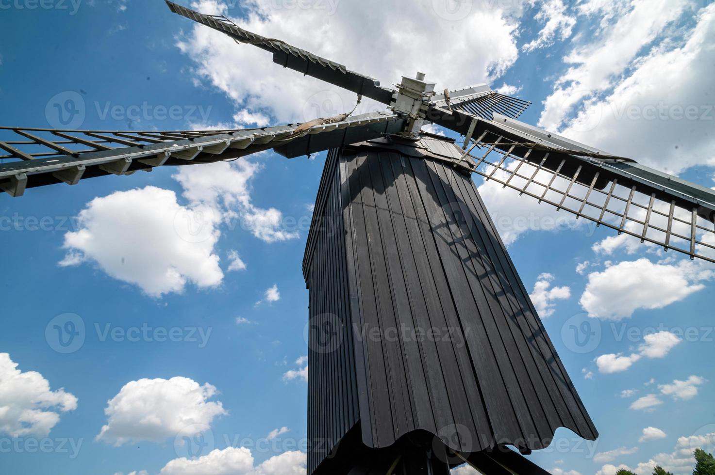 moulin à vent hollandais par une journée ensoleillée et nuageuse photo