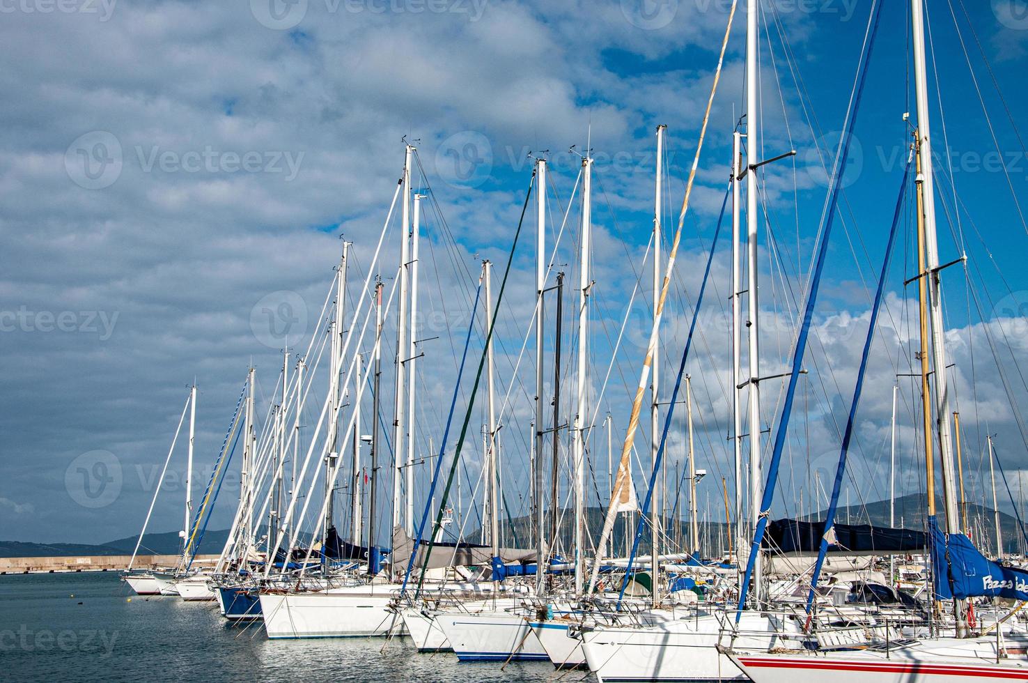 voiliers dans un port photo