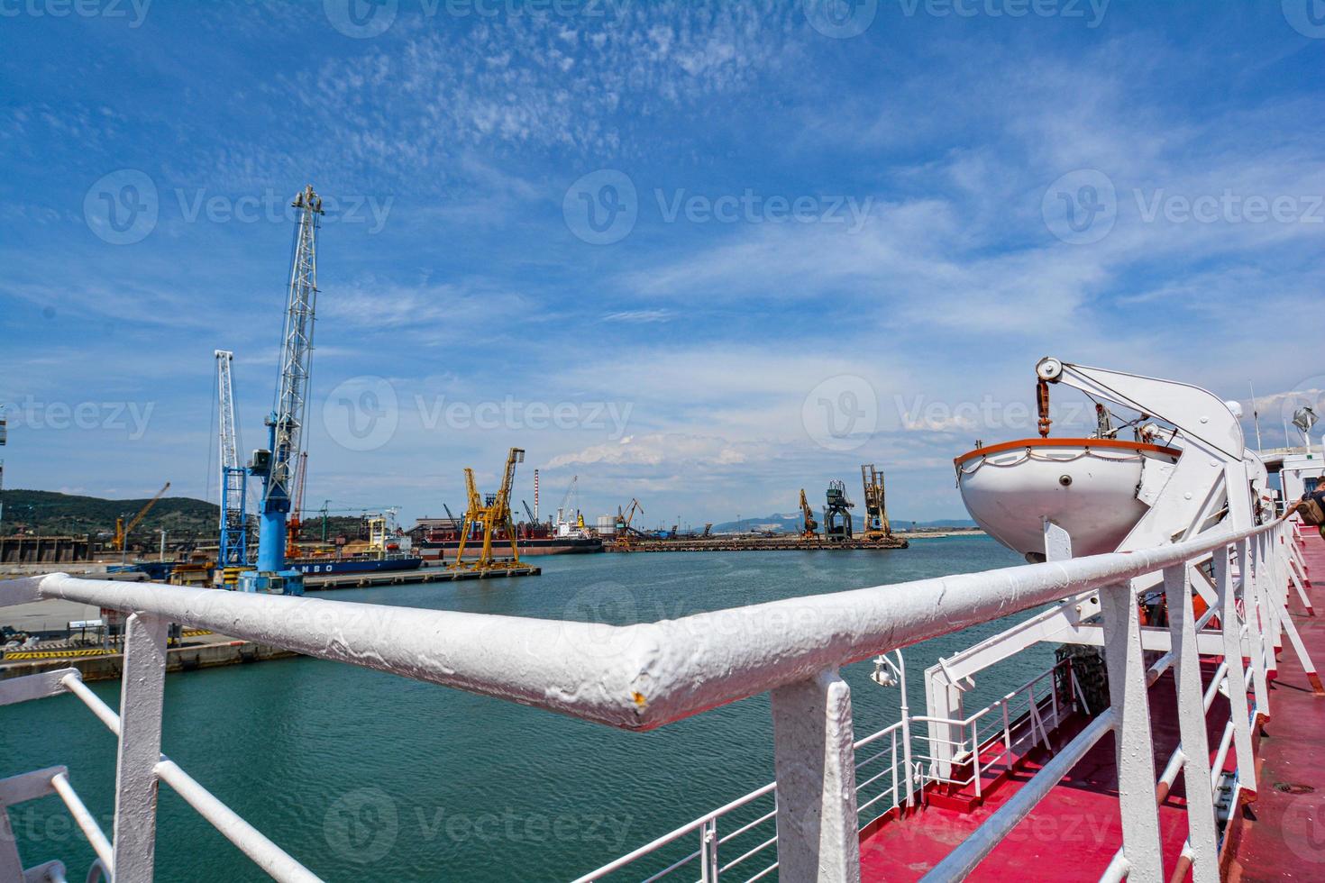 photo panoramique d'un port de navire dans la journée.