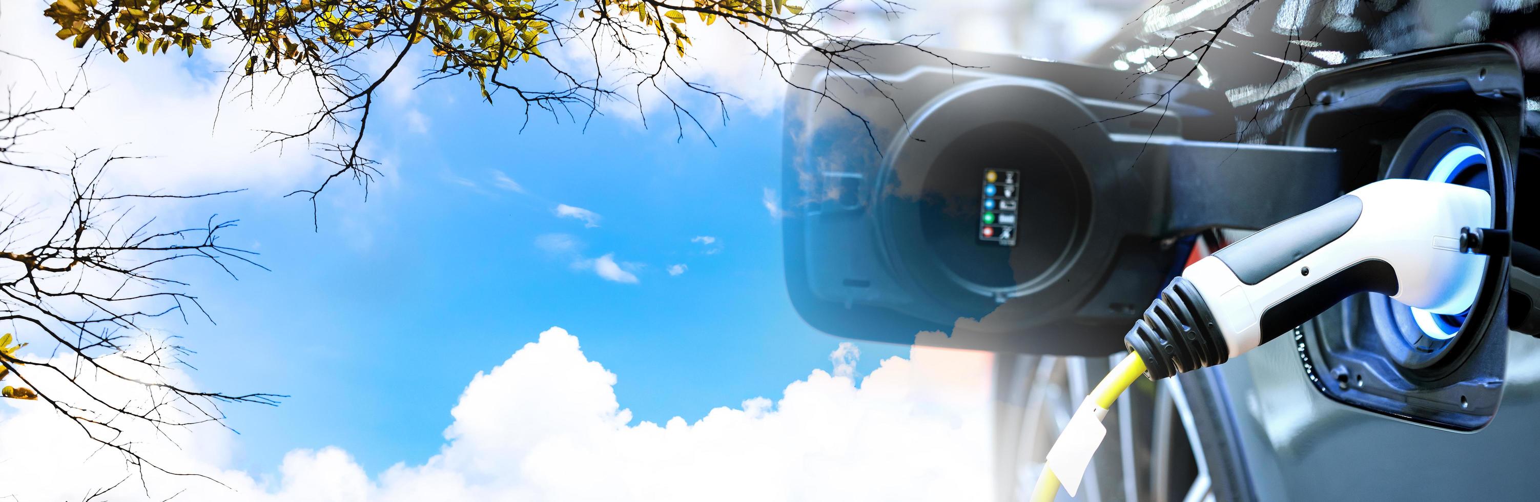 concept respectueux de l'environnement de la voiture. chargez la batterie électrique du véhicule automobile ev sur la station avec un ciel bleu de fond sur fond panoramique. idée nature énergie électrique technologie verte eco. double exposition. photo