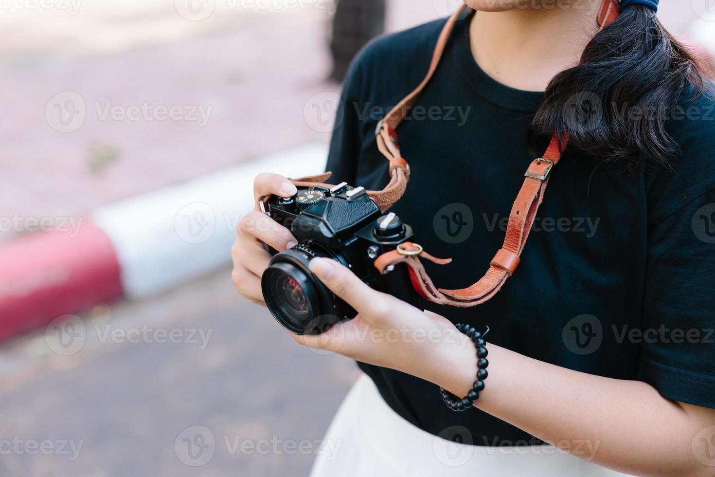 fille avec appareil photo argentique vintage