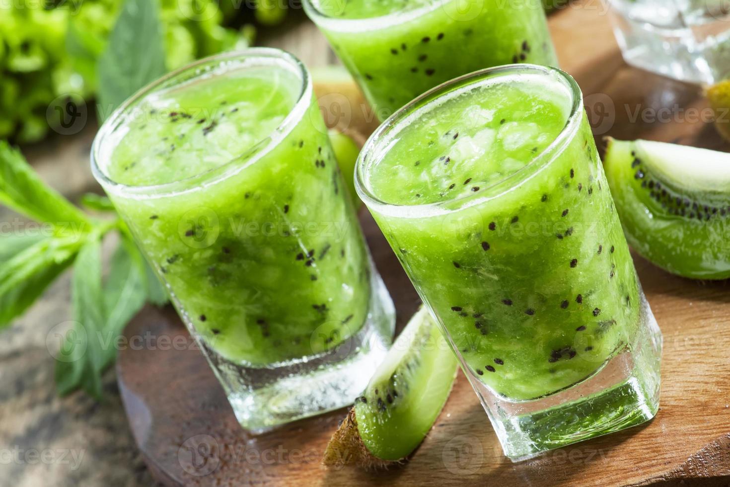 smoothie vert frais avec kiwi, concombre photo