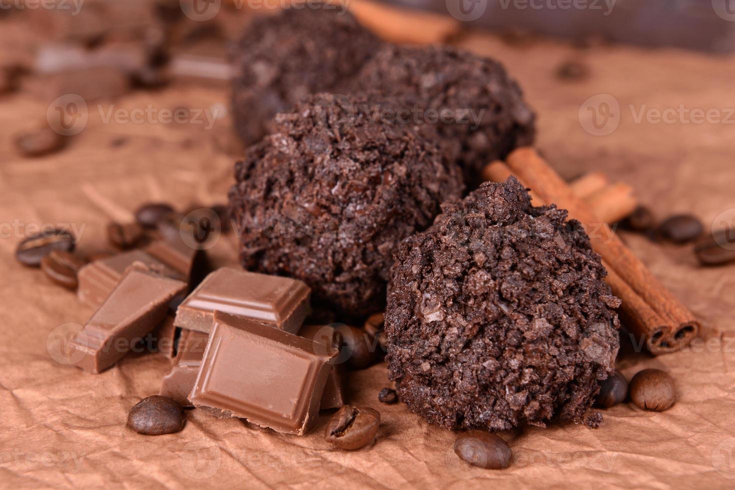 délicieux chocolats sur table close-up photo