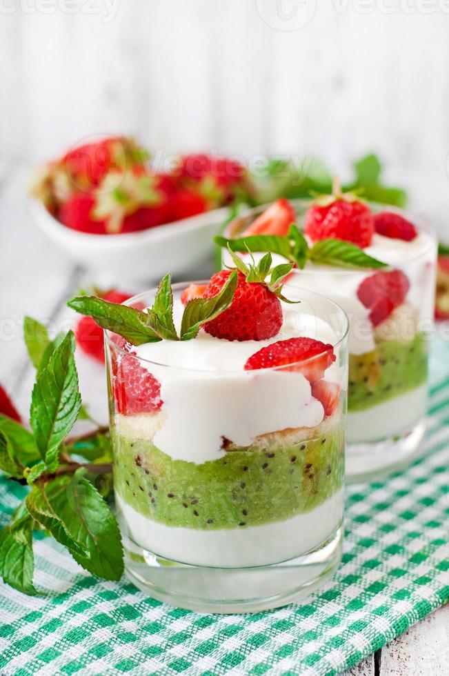 dessert crémeux aux fraises et au kiwi photo
