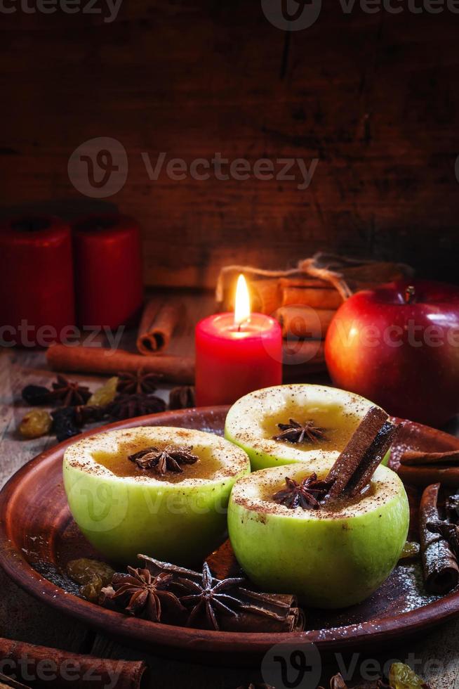 pommes cidre de pomme en deux avec cannelle et anis photo