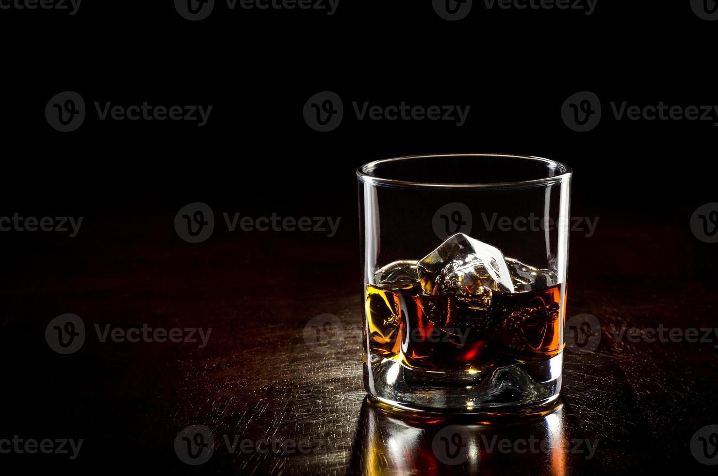 verre de whisky avec de la glace photo
