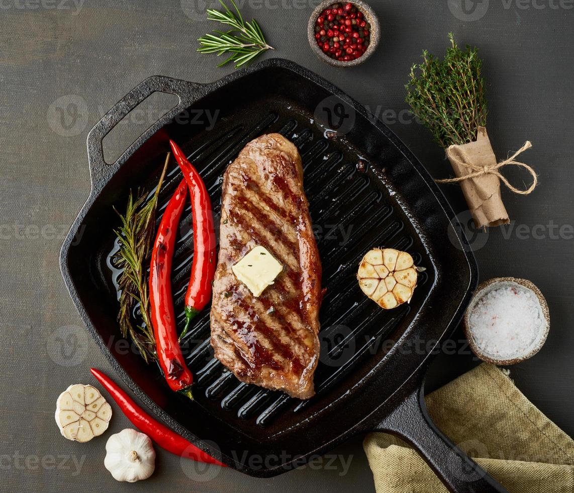 régime cétogène cétogène bifteck de boeuf moyen, contre-filet frit sur une poêle à griller. nourriture paléo photo