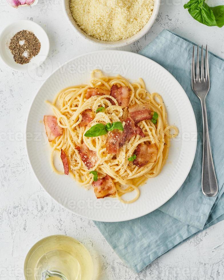 pâtes à la carbonara. spaghetti à la pancetta, œuf, parmesan et sauce à la crème photo