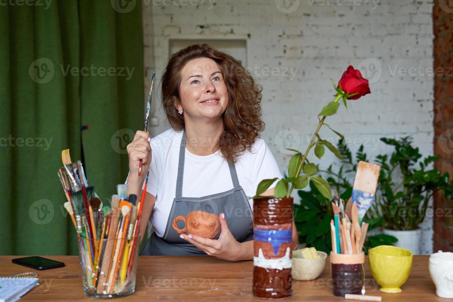 femme artisane écrivant un cahier, journée de planification dans le journal. belle entreprise femme entrepreneur photo