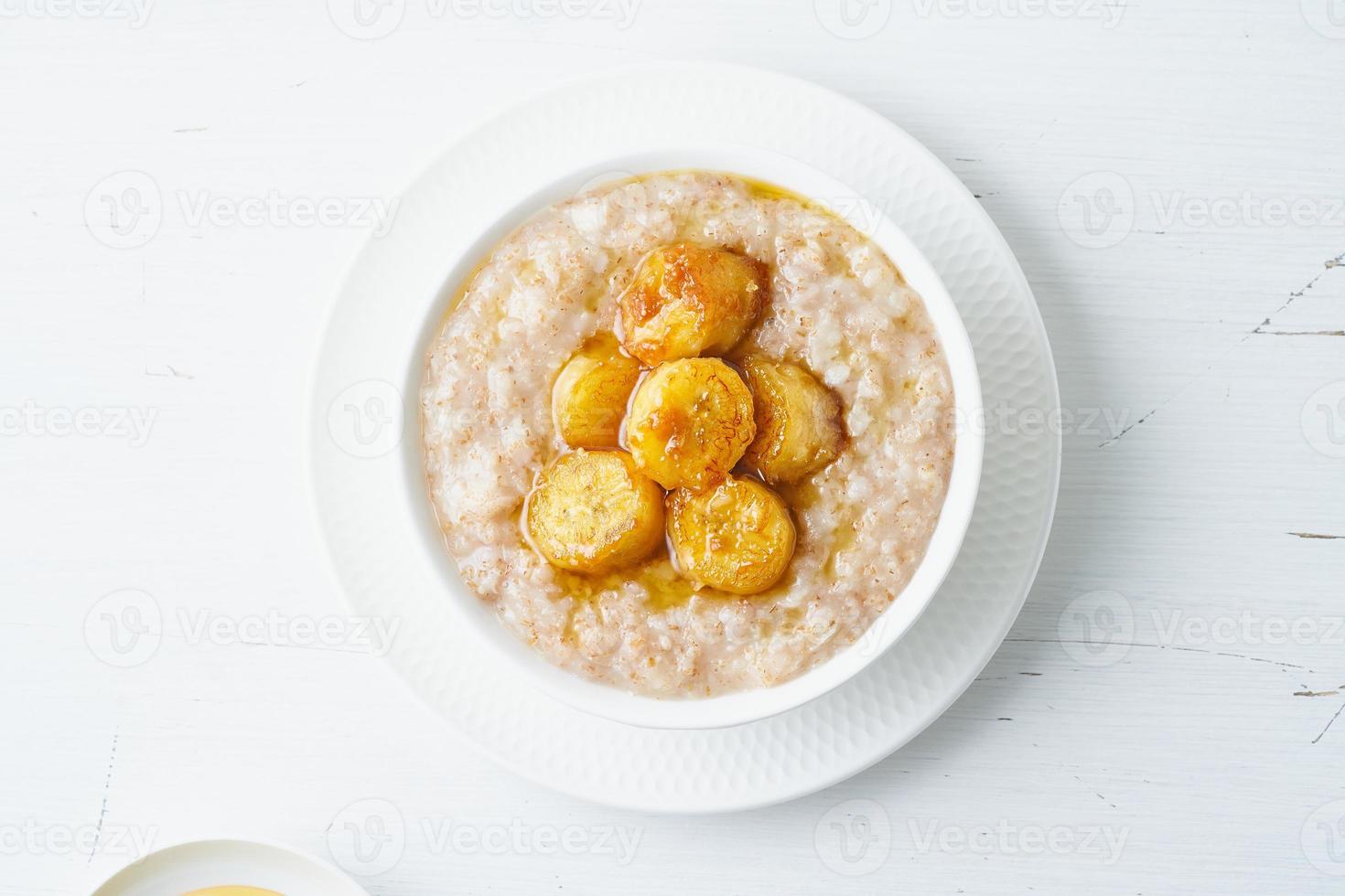 flocons d'avoine entiers, grand bol de porridge à la banane caramélisée pour le petit déjeuner photo