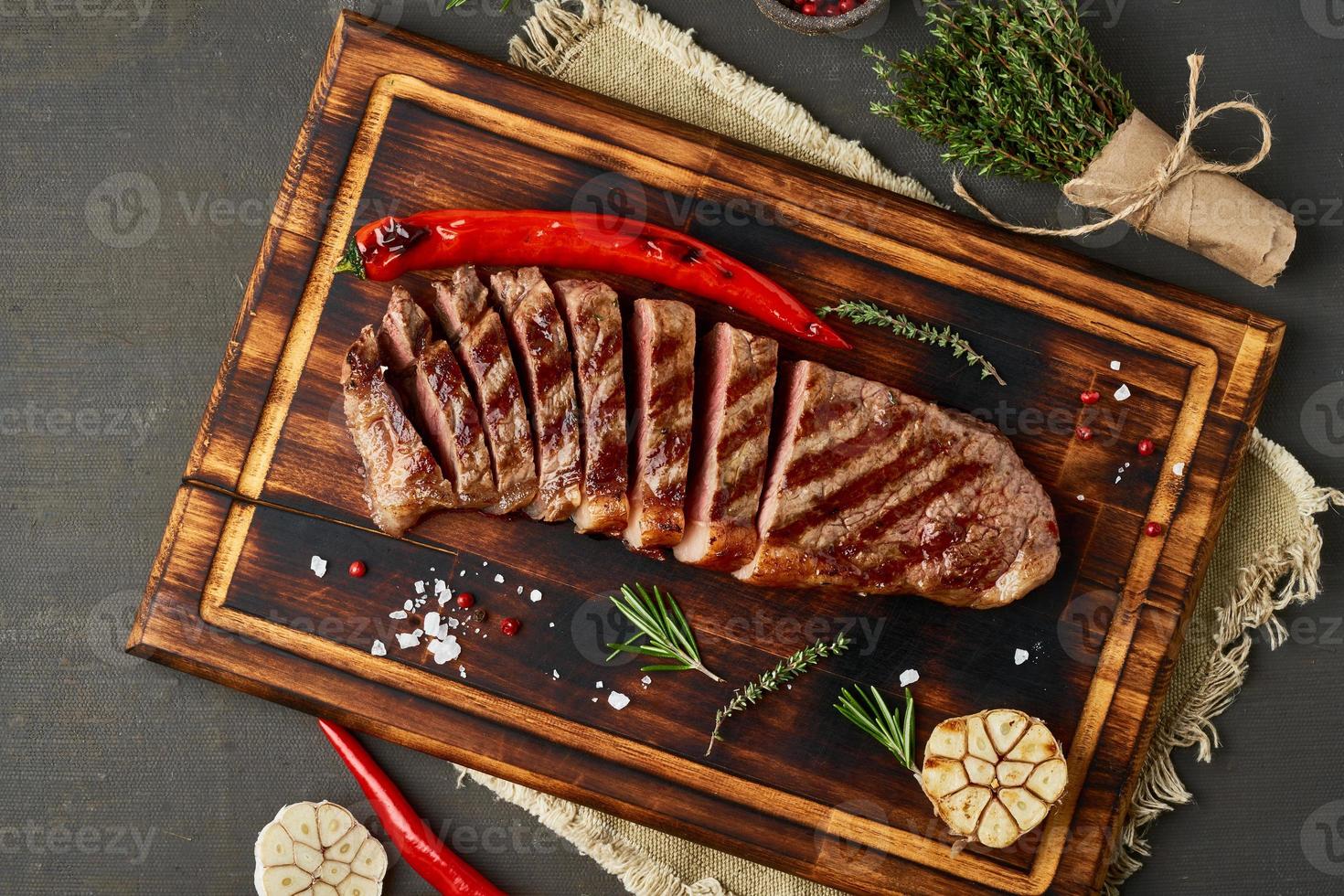 steak de boeuf régime cétogène céto, contre-filet frit grillé sur une planche à découper sur une table marron foncé photo