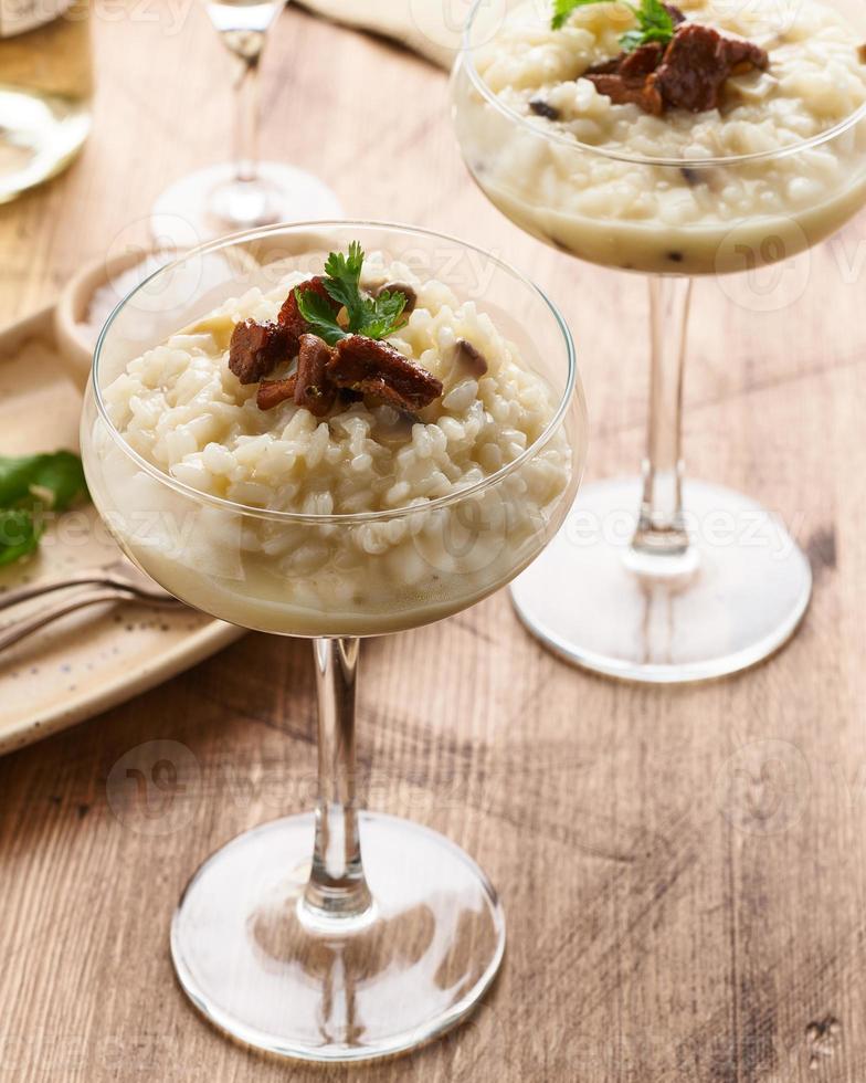 risotto aux champignons dans un verre à vin. service inhabituel non conventionnel. vue de côté, verticale photo