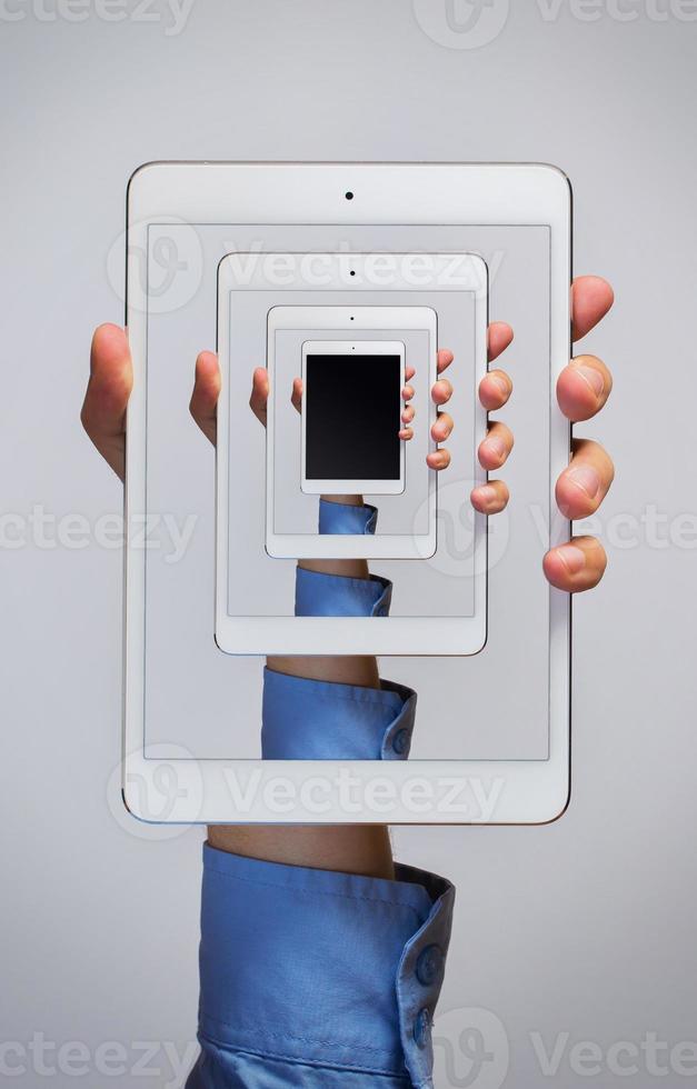tablette blanche dans les mains photo