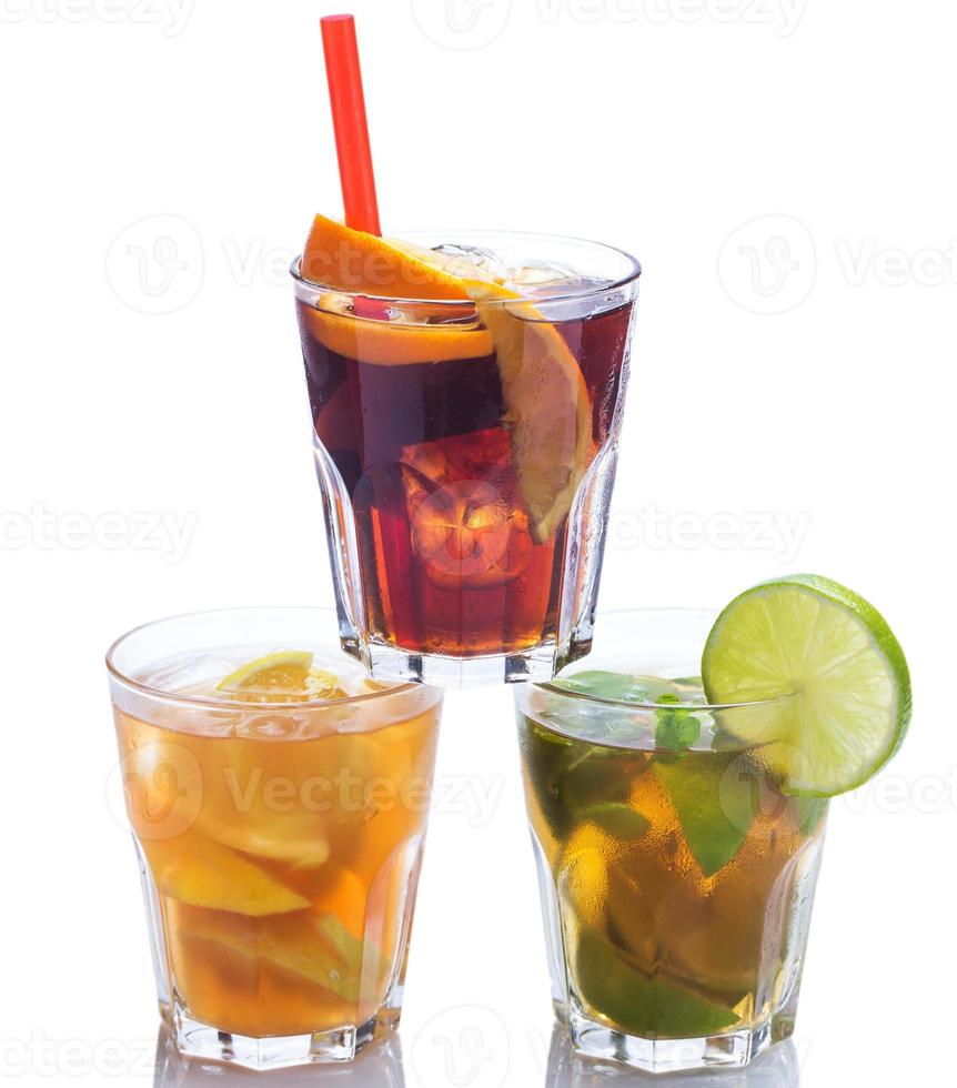 cocktails avec différents agrumes photo