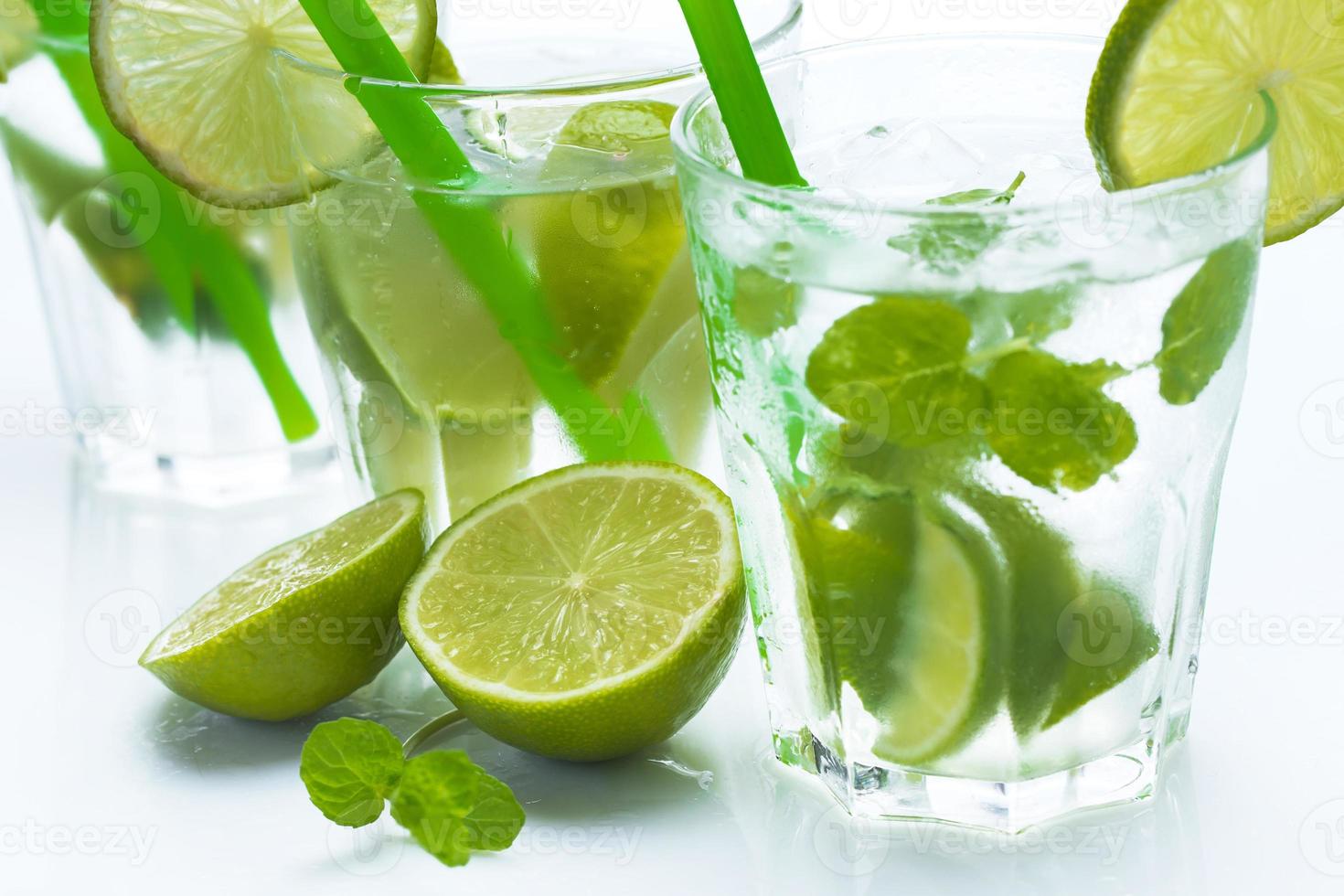 boisson fraîche au citron vert et à la menthe photo