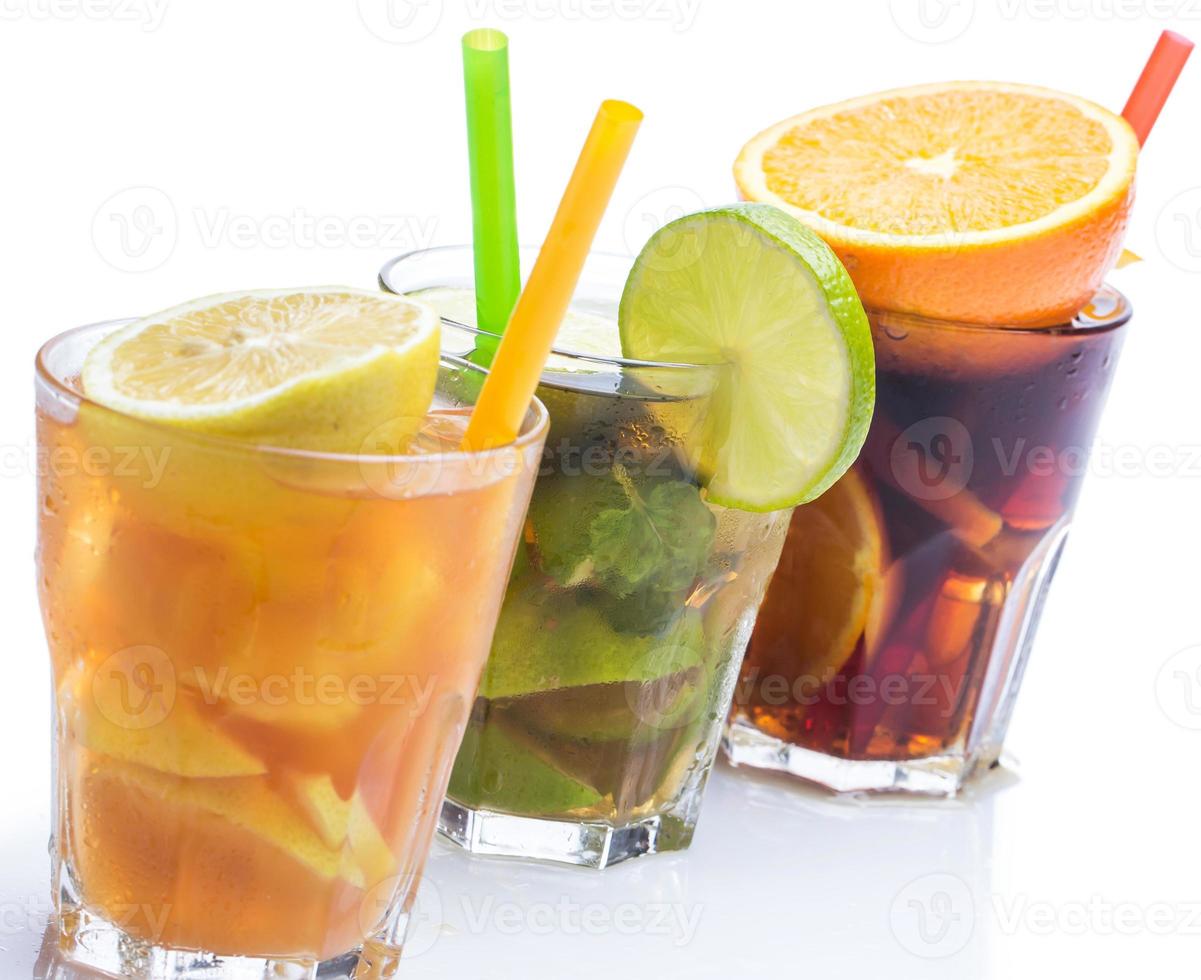 cocktails avec différents agrumes photo