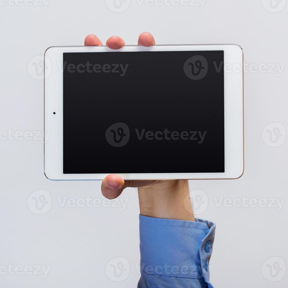 tablette blanche dans les mains photo