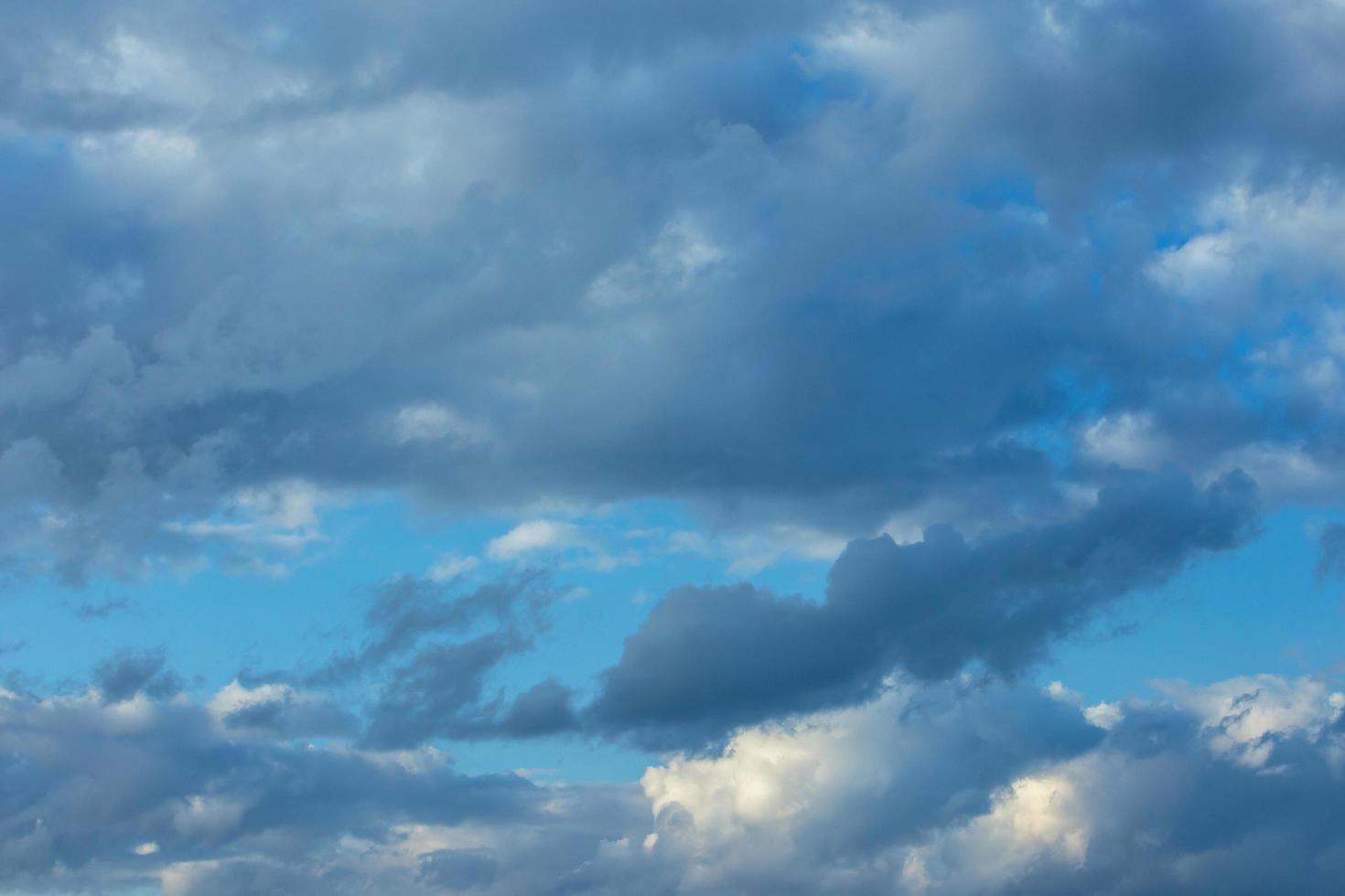 beaux nuages dans le ciel bleu photo