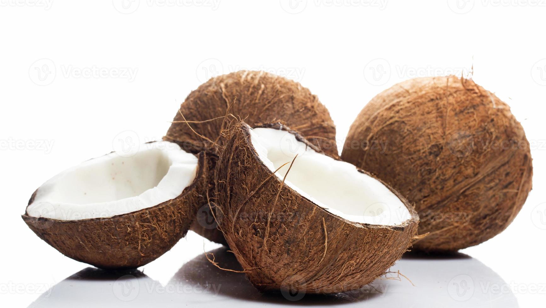 noix de coco sur fond blanc photo