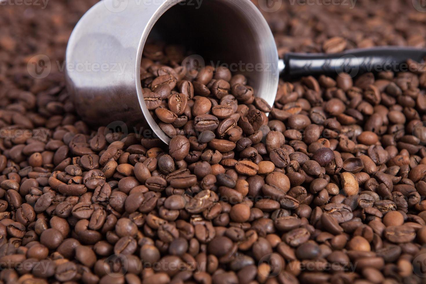 tasse de café sur le fond des grains de café photo